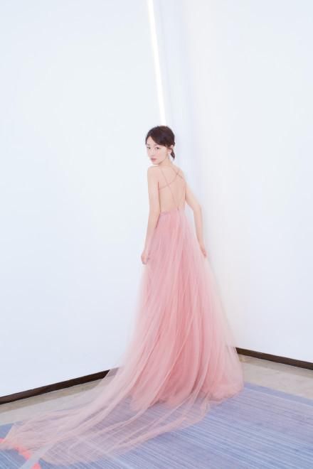 周冬雨真大胆，裙子领口开叉都快到胃了，旁边的李易峰却尴尬了!