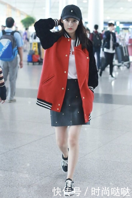 李沁胆真大！这么大胆的短裤也敢穿出街，网友：白给我都不敢穿！