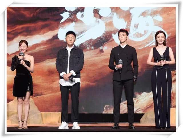 杨蓉厉害呀，西装缝裙子上居然一点不丑，网友：还是不身材好！