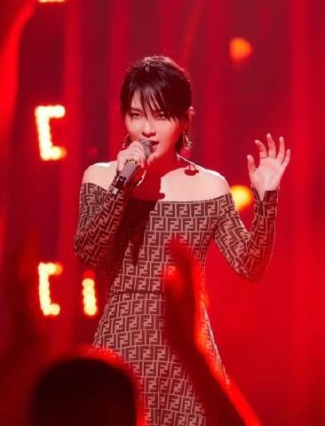 周笔畅真霸气！黑色高腰皮裤穿出1米8大长腿，网友：恨天高太抢镜