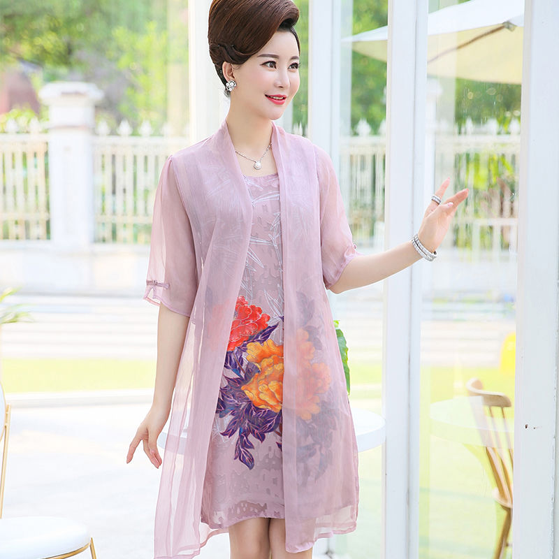 这样的一种魅力呢?清新又高雅，带着知性的气息，这裙子真的美