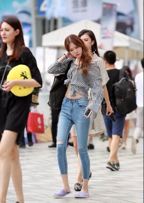 天气|街拍:天气越热,小姐姐的穿搭就越时尚