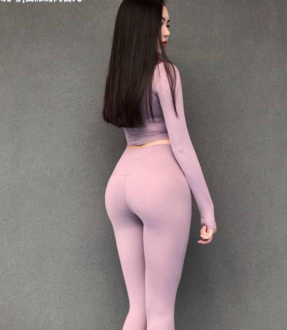 娇俏美丽的打底裤小姐姐，衬托出S型身材，真的好漂亮！