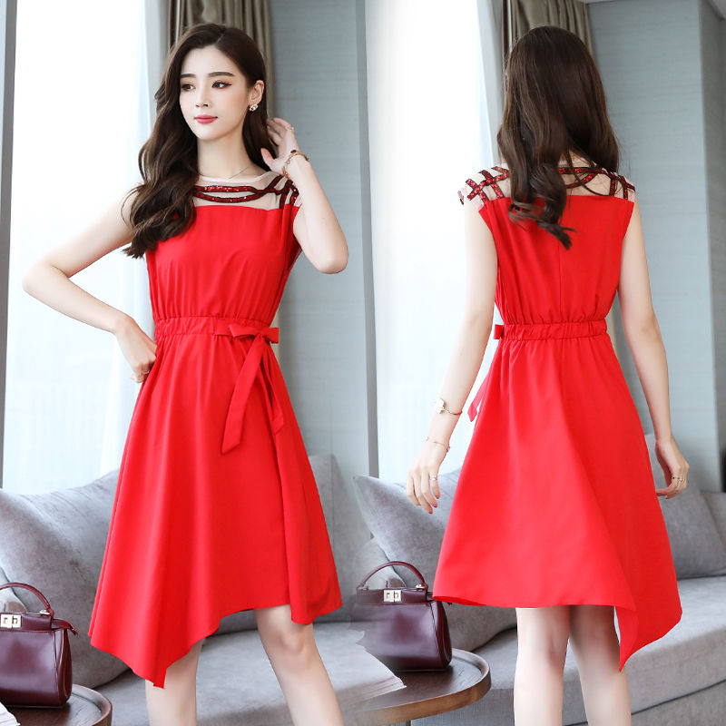 如今的姑娘真胆大，三伏天出门这样穿裙子，洋气性感确实迷人