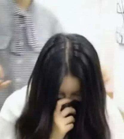 女子为相亲做发型, 剪好后宛若女神, 造型师撩开头发后, 却辣眼睛