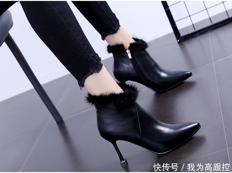 高跟鞋鞋口处加了细绒面,具有贵夫人气质