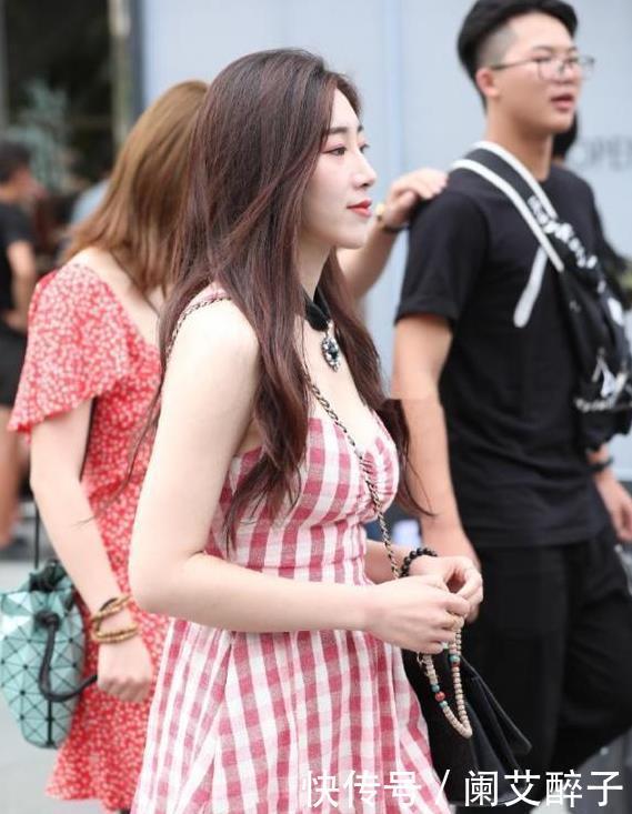  『美女』街拍：身材高挑的时尚美女，穿蓝色一字肩连衣裙，尽显淑女气质