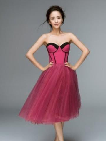 佟丽娅真是豁出去了，裙子只能遮住重点，网友：让我再看5分钟！