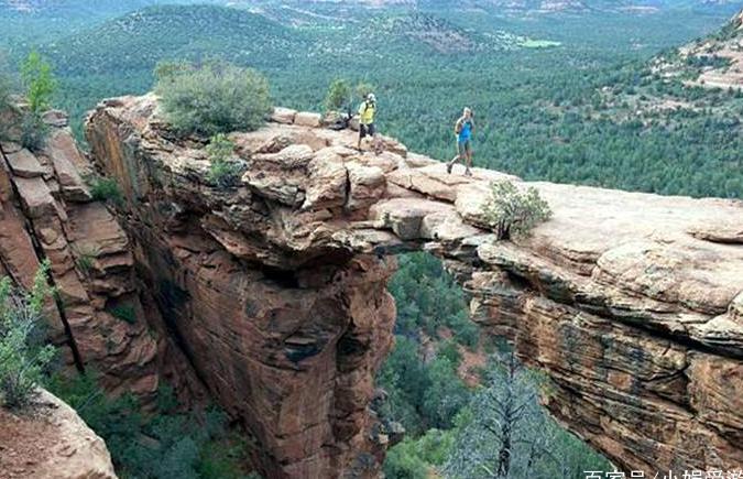 世界上具有挑战性的三座桥，光是看着腿就软了，其中一个就在中国