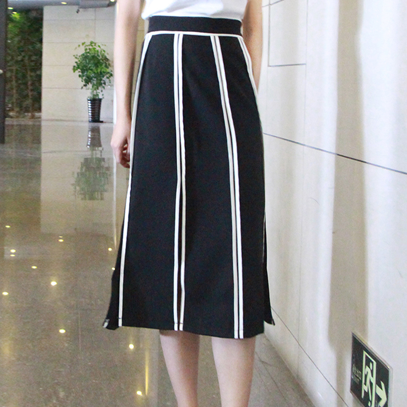 天气越来越热，还在为了穿牛仔裤而烦恼?试试这样穿，想不美?难