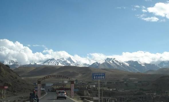 中国边境贫穷小村庄，和西藏隔河相望，当地人羡慕中国人的生活