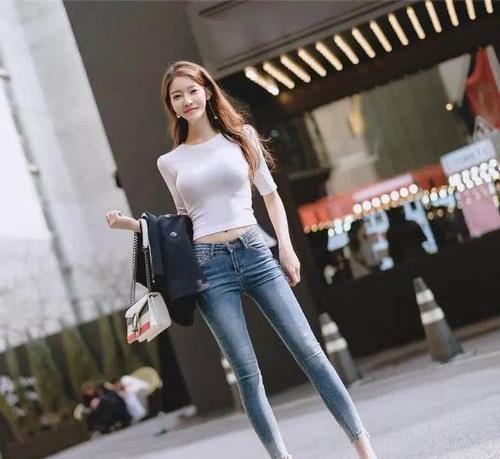 牛仔短裤:展现成熟魅力,又不失精致俏皮感,创造出别样高雅浪漫