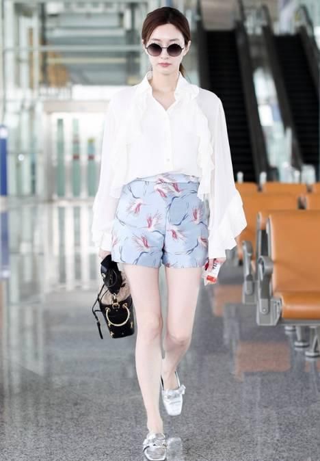 江疏影简直了！穿的纽扣裙子还一直扯下了 网友：都快拉断了