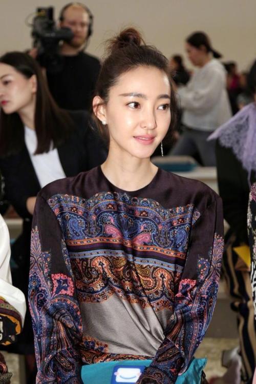 刘诗诗一言不合剪短发秀长腿，迪丽热巴气场全开完成T台首秀！