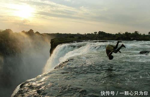 世界上那些不可思议的游泳池.有些泳池需要真正的勇气才能去