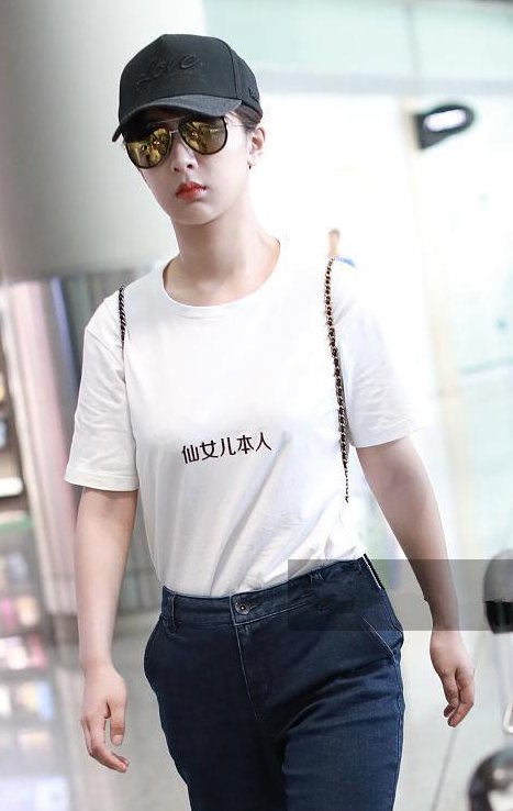 当张静初和杨紫同穿白T恤，网友直呼:身材好就是任性啊!