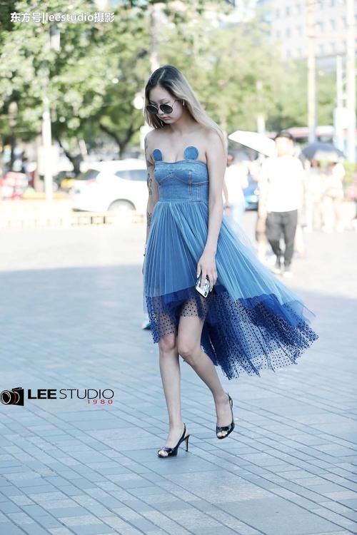 姑娘穿了一条很飘逸的裙子，是不是看着很有“仙气”啊