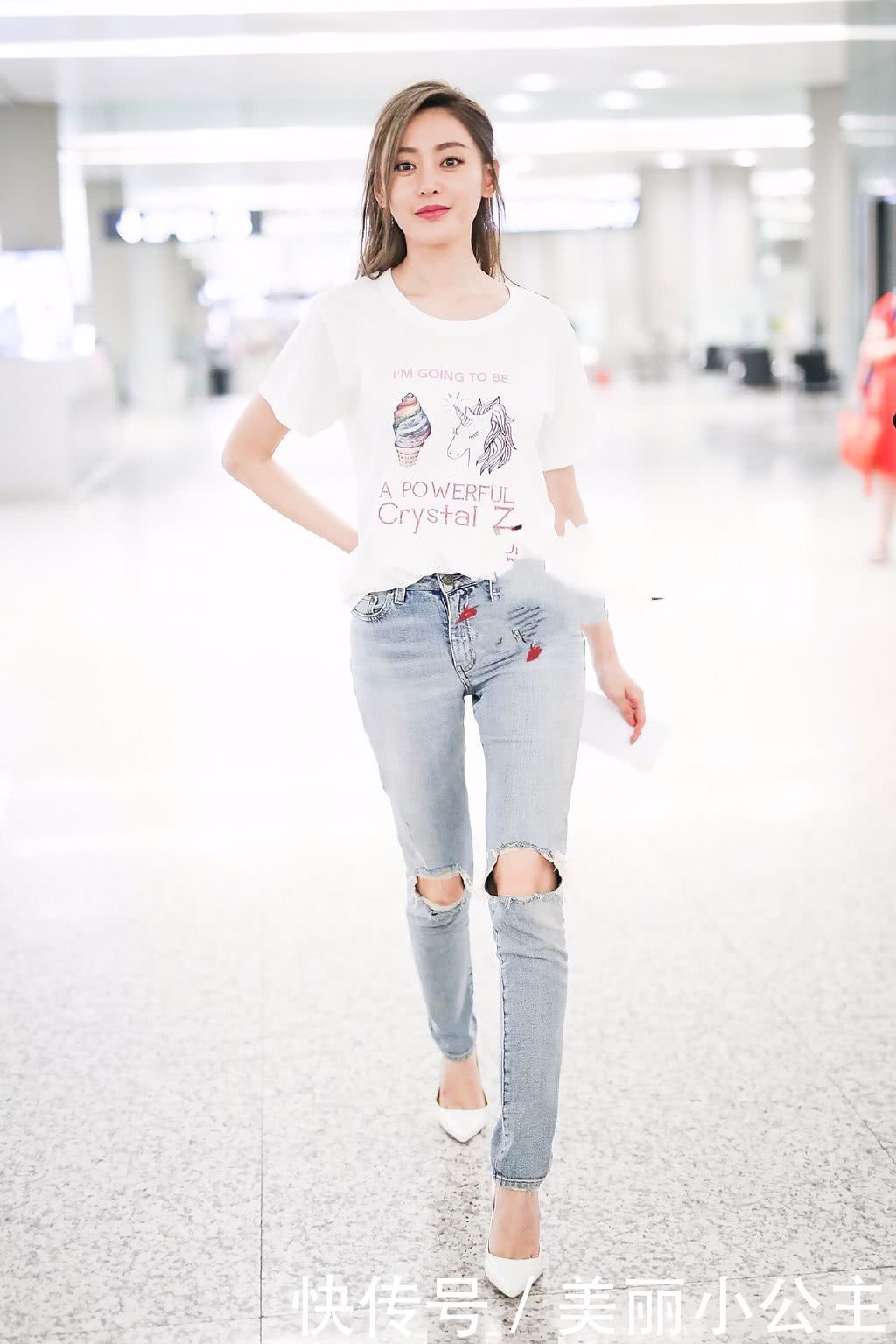 张天爱厉害了！牛仔裤里面还缝了条“短裤”好奇怎么穿进去的？