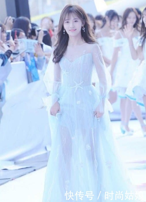 鞠婧祎礼服上有这么多“贴纸”,档次都没有拉低?意外美翻了