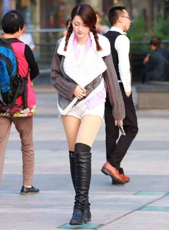  [搭配]街拍：小姐姐黑色露肩连衣裙搭配鱼嘴高跟短靴，尽显时尚魅力