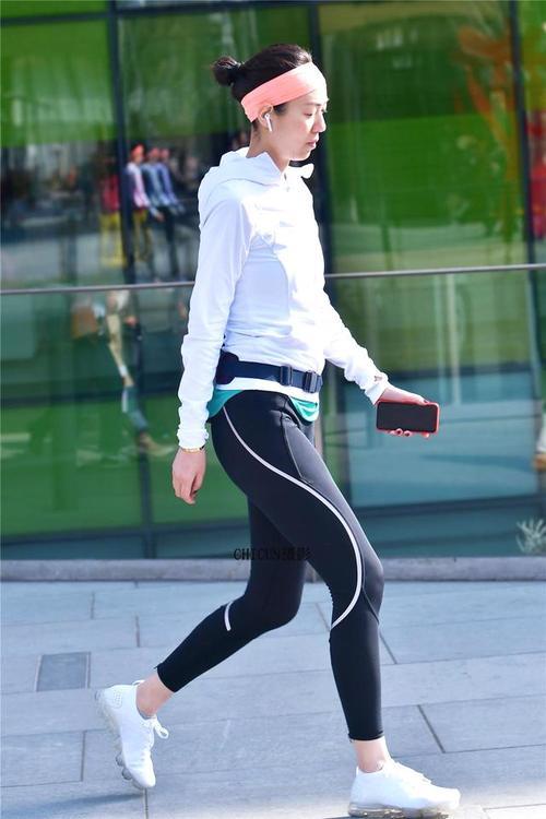 穿运动紧身裤，彰显你健美好身材