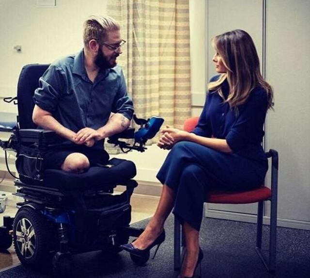 梅拉尼娅访问医疗中心，身穿深蓝色职业套装尽显职业女强人魅力！