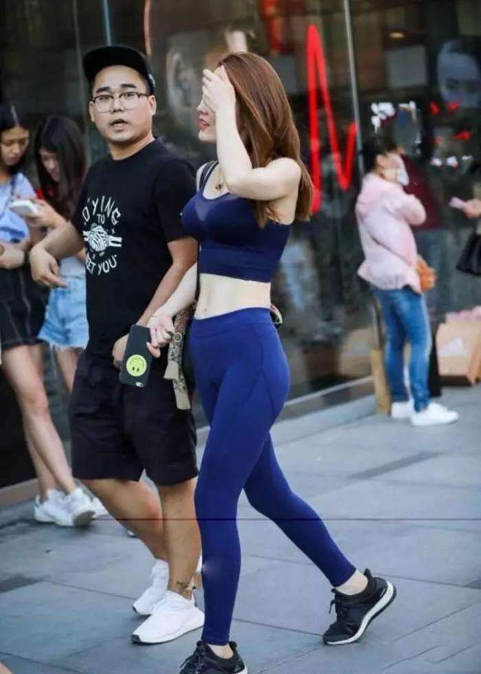 街拍: 透视T恤紧身裤的小姐姐, 这么穿胆真大啊