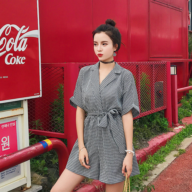 夏天没人穿黑丝袜,但穿上包臀连体裤,走路一抖一抖的,忍不住看