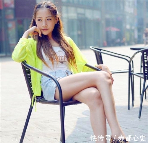  [碎花]街拍：美女碎花上衣配黑色短裤，时尚潮流的穿着，酷范十足