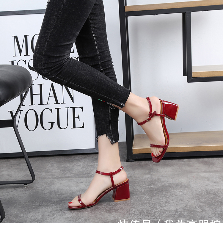 T字后鞋跟设计的高跟鞋