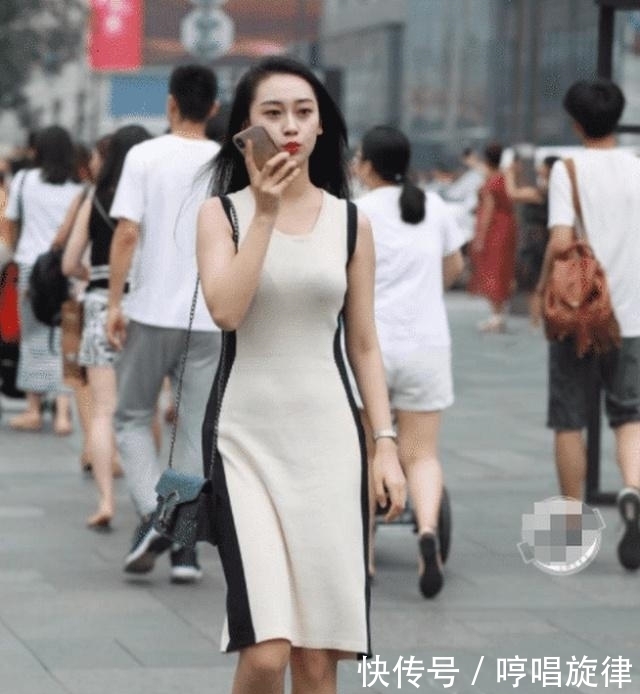 条连衣裙:街拍:一条简单的连衣裙,都能穿出属于自己的独特气质!