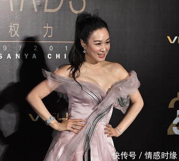 钟丽缇这身材太恨人了！皮衣完全扣不上扣子，难怪张伦硕无法自拔