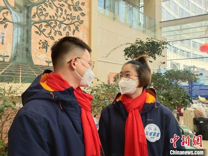  代表|95后“白衣战士”雷神山举行“战地婚礼” 12支医疗队代表组成亲友团