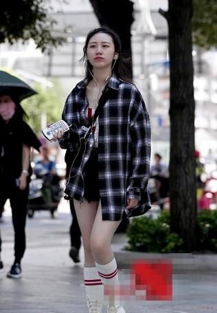  毛衣：路人街拍，小姐姐粉色小v领毛衣搭白色短裙，简单又减龄