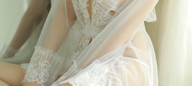 不得了!女人穿“透明衣”上街，网友:怎么可以这么牛