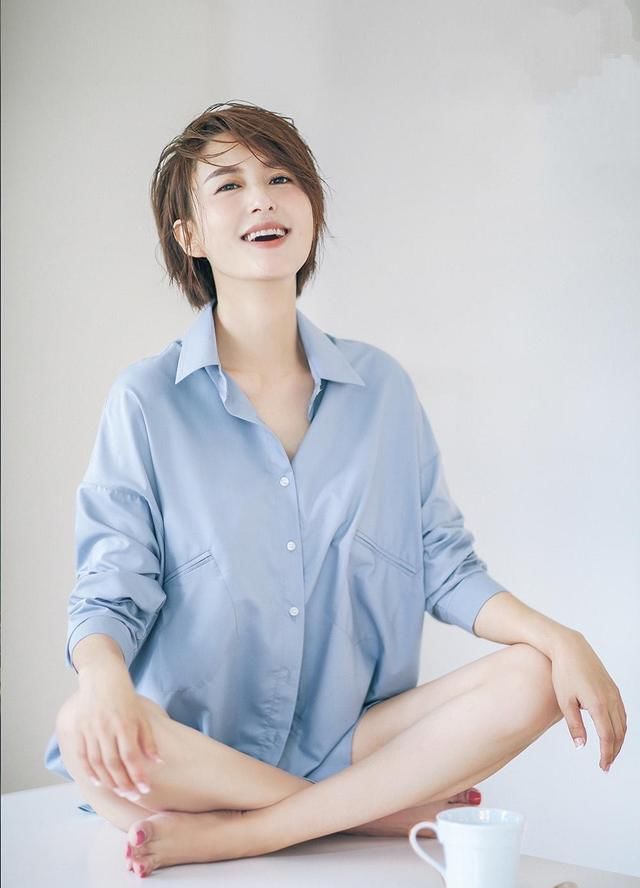  「气质」张蕾 罕见写真，只穿淡蓝色衬衫凹造型，凌乱短发气质惊艳太撩人