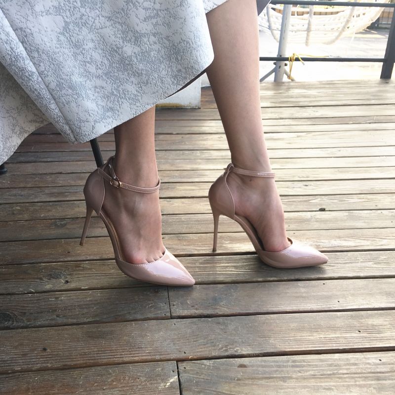 别担心穿高跟鞋不好走路了!今年的新款高跟鞋超舒适，丝毫不累脚