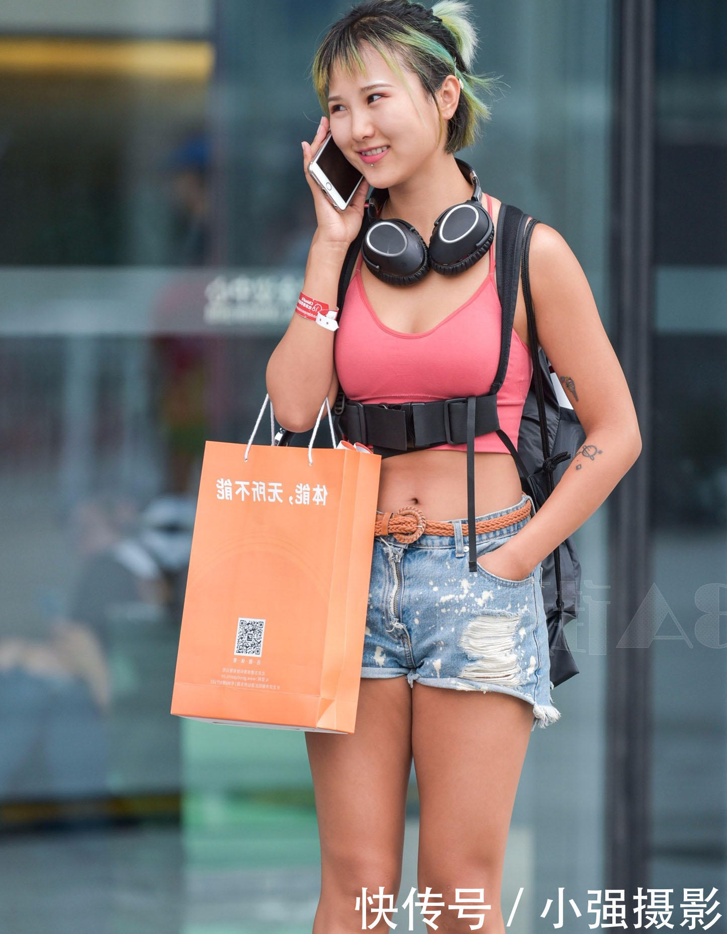 极品辣妈粉色裹胸勒出丰腴上围，街头发名片有成效的她笑起来很吸