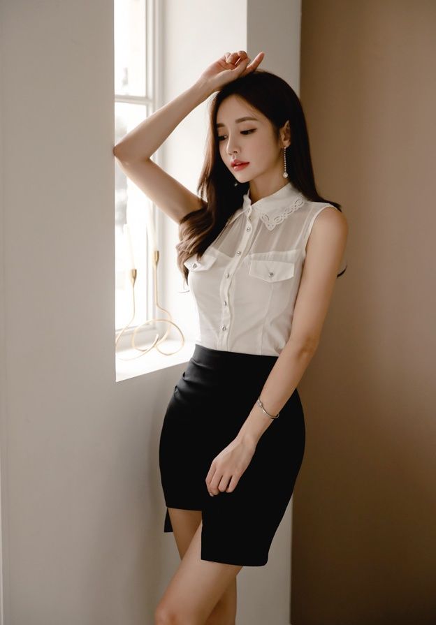 薄纱T恤气质美女，黑色短裙更加漂亮！