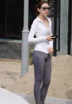 她的白衬衫搭配打底裤有着不一样的风格,带给我一种时尚的感觉