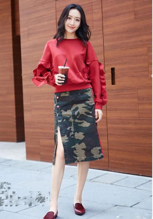 「王鸥」王鸥美出新高度,穿鹅黄卫衣塞半个衣角凹造型,依旧清新女神