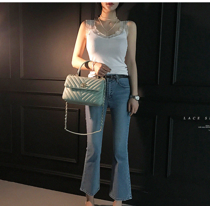 你的裙子该扔了，现在的小姐姐都穿这样的小背心逛街，凉爽忒迷人