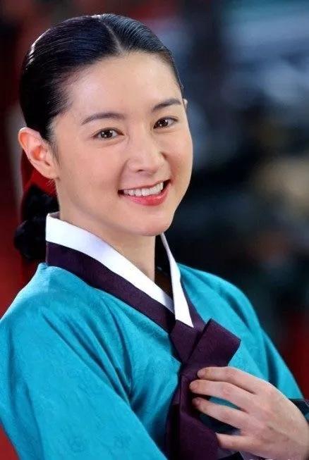  『身体』48岁的“大长今”中的李英爱靠葡萄代替晚餐，现在成了什么样子？