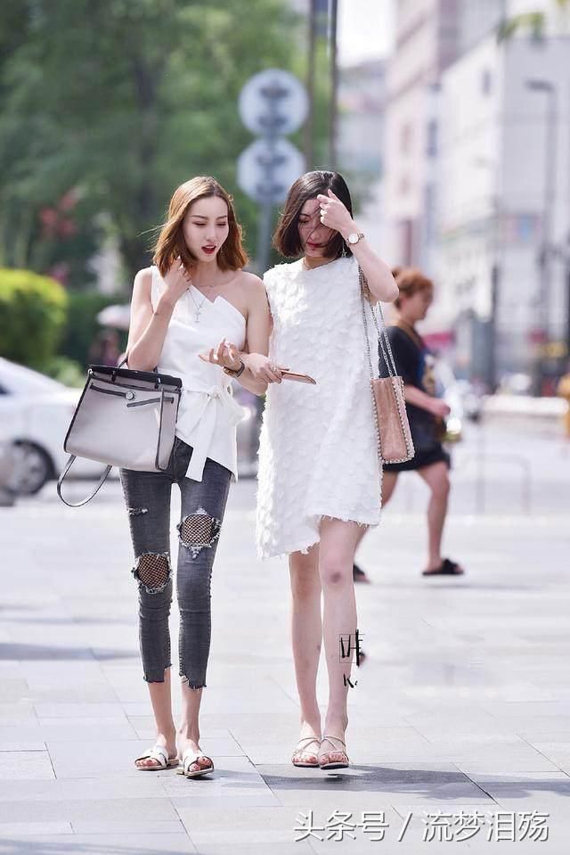 路人街拍，姑娘穿上白色长裙后很有古典美女的那种安静淑女感