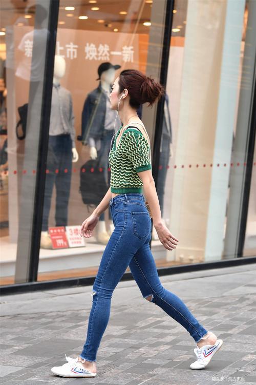 小姐姐们穿着紧身牛仔裤，是因为她们对自己身材的那一份自信