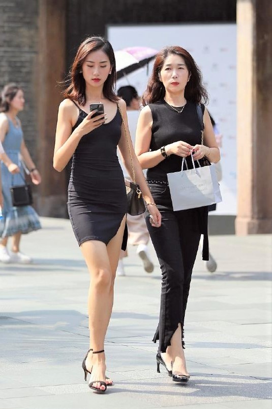 街拍美女：图1热裤，图3职业套装，图5黑色长裙，哪个美？