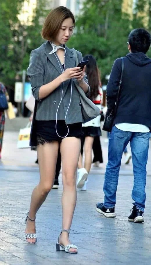 短发玲珑有致小姐姐，短裤蕾丝边展现美腿,走在街头很赚眼球。