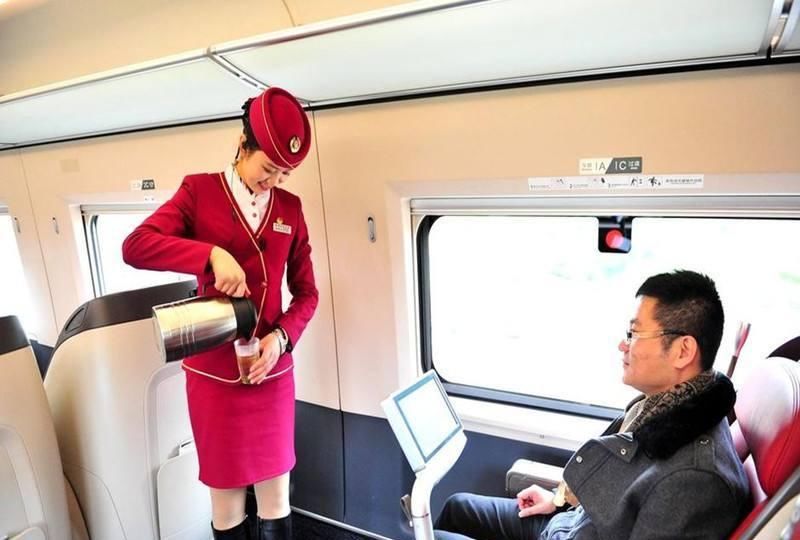  说出：高铁动车的女乘务员，为什么很少能够做得长久？列车长说