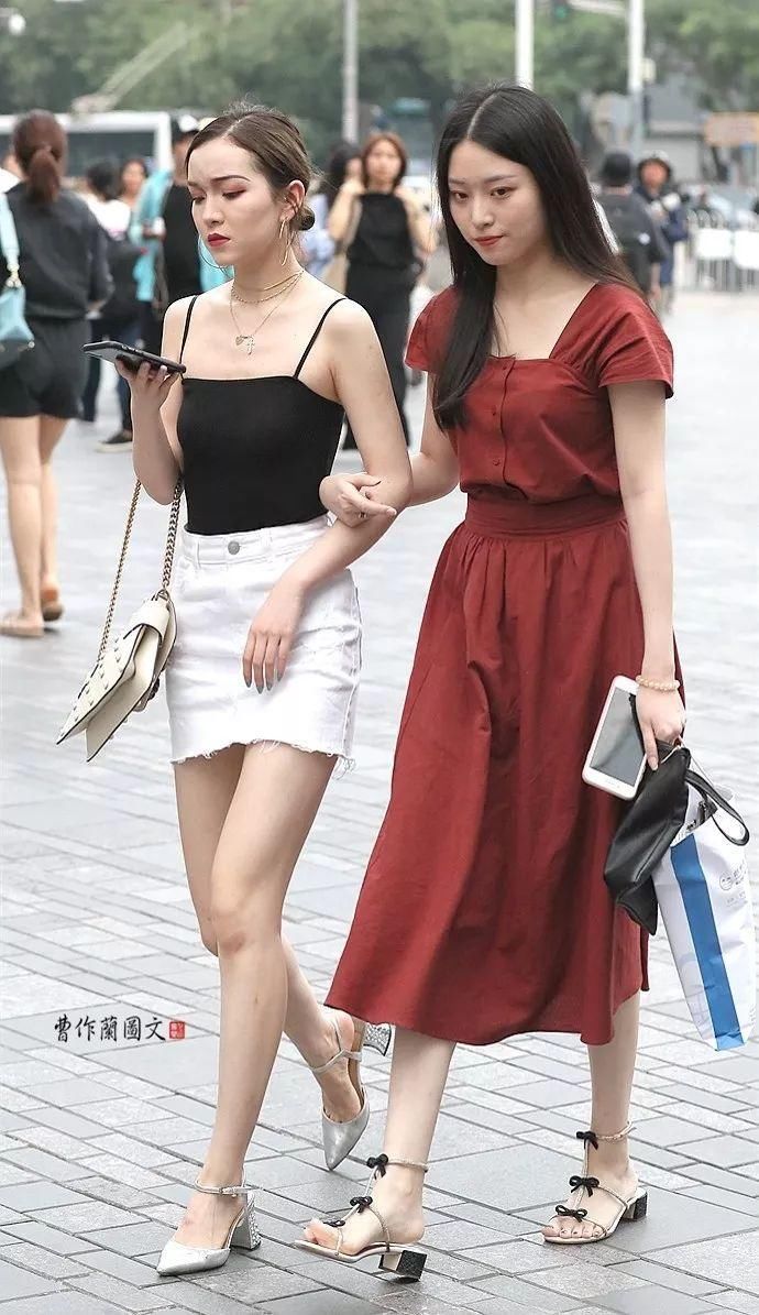 街拍:不敢让男友看到的漂亮闺蜜