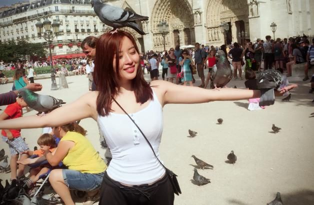 街拍：休闲青春范的小姐姐，凹凸身材清新美丽好看又时尚！